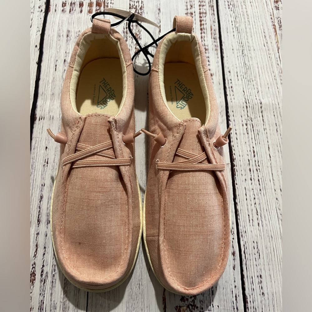 NWT ThereAbouts Big Kids Sneakers in Light Pink-Big Kids’ size 4.